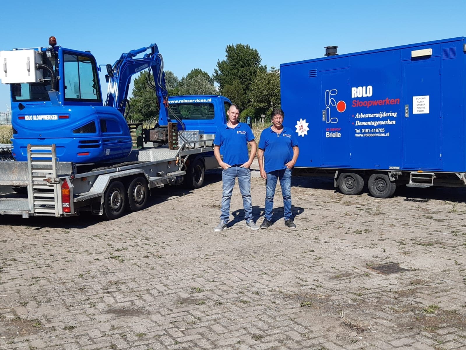 Ron en Wesley Looij voor de blauwe minigraver en de saneringsunit van Rolo Sloopwerken