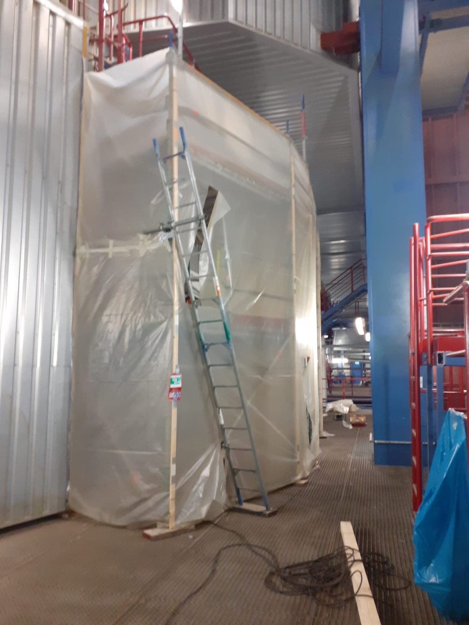 Containment van folie en steigerwerk voor veilige asbestverwijdering