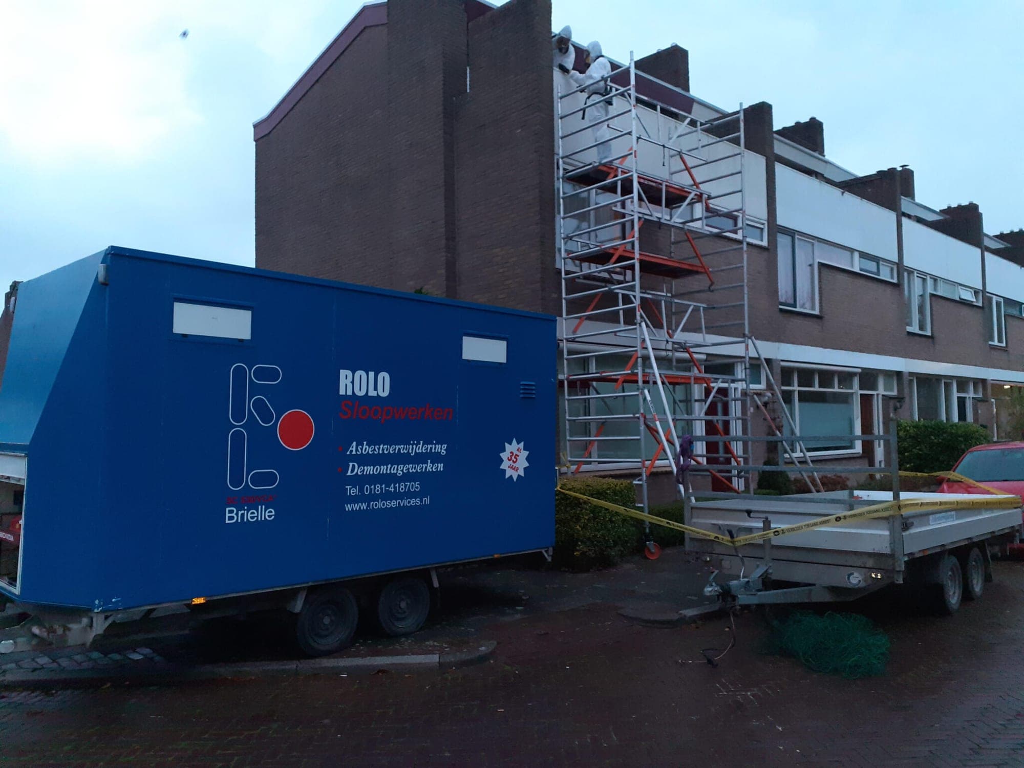 Saneringsunit van Rolo Sloopwerken bij woningen in Brielle tijdens een daksanering