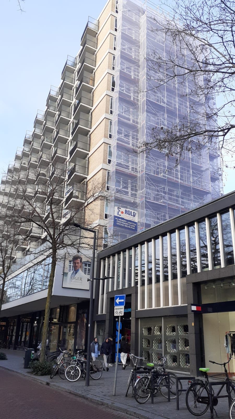 Ingepakte flat aan de Kruiskade in Rotterdam tijdens de sanering