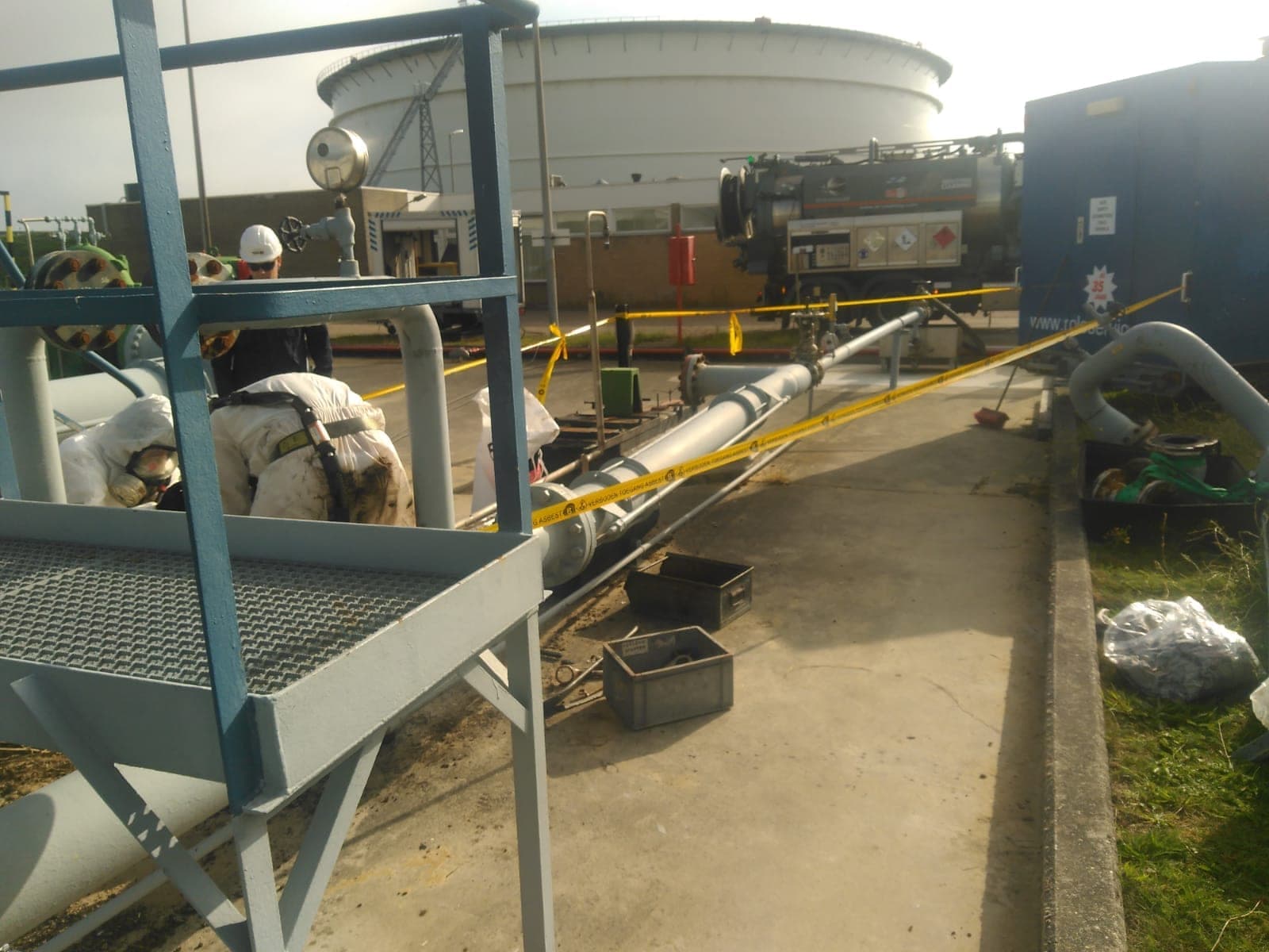 Verwijderen van asbesthoudende pakkingen bij een industriële installatie